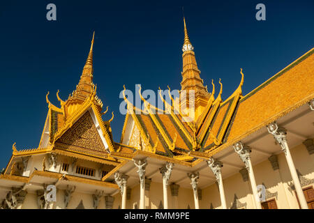 Kambodscha, Phnom Penh, City Centre, Royal Palace, Thronsaal, Detail der Unterstützung von kinnaree Engel Stockfoto