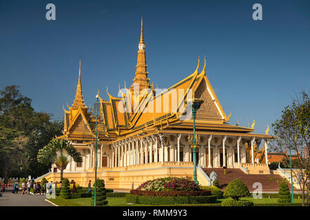 Kambodscha, Phnom Penh, City Centre, Royal Palace, Thronsaal mit Besuchern im Schlossgarten Stockfoto