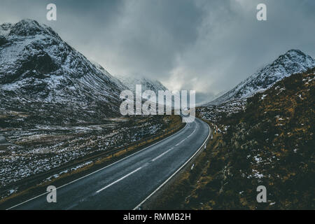 Road Winter schnee Berglandschaft in Glencoe Schottland öffnen Stockfoto