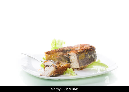 Stück gebratener Fisch in einer Platte isoliert auf weißem Stockfoto