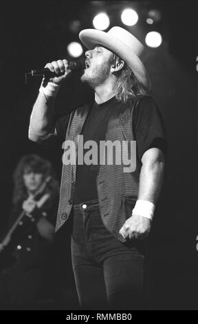 Sänger Donnie Van Zant von .38 Special ist dargestellt auf der Bühne während einer "live"-Konzert aussehen. Stockfoto