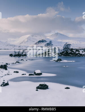 Eine gefrorene Rannoch Moor winter schnee Landschaft in Glencoe Schottland Stockfoto