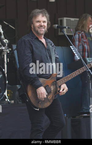 Sänger, Songwriter und Gitarrist Don Barnes ist dargestellt auf der Bühne während einer "live"-Konzert Auftritt mit .38 Special. Stockfoto