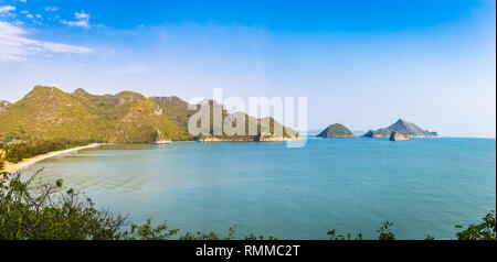 Panorama Landschaft der tropischen Insel Strand mit Blick auf die Berge und blauer Himmel in Prachuap Khiri Khan Thailand. View Point Stockfoto
