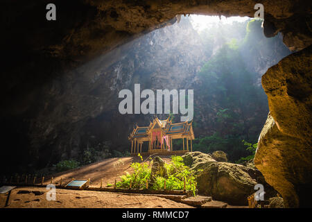 Erstaunlich Phraya Nakhon Höhle im Nationalpark Khao Sam Roi Yot in Prachuap Khiri Khan Thailand ist kleiner Tempel in den Strahlen der Sonne, die in der Höhle. Stockfoto