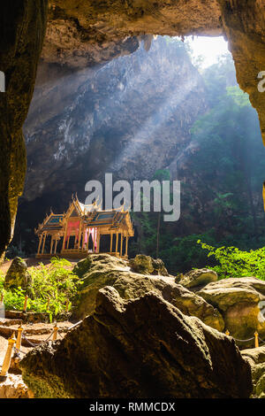 Erstaunlich Phraya Nakhon Höhle im Nationalpark Khao Sam Roi Yot in Prachuap Khiri Khan Thailand ist kleiner Tempel in den Strahlen der Sonne, die in der Höhle. Stockfoto