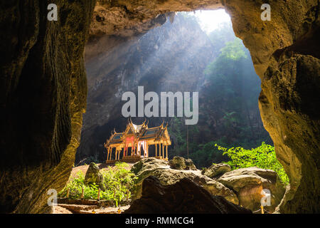 Erstaunlich Phraya Nakhon Höhle im Nationalpark Khao Sam Roi Yot in Prachuap Khiri Khan Thailand ist kleiner Tempel in den Strahlen der Sonne, die in der Höhle. Stockfoto