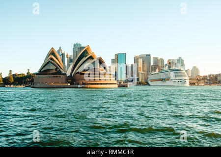 Goldene Stunde am Sydney Opera House wie von der Fähre nach Manly gesehen Stockfoto