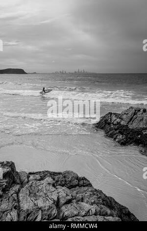 Der einsame Surfer am Currumbin Gasse an einem stürmischen Tag, Australien Stockfoto