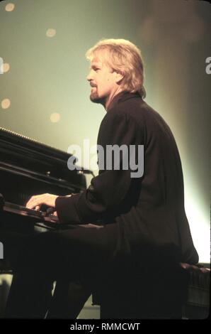 Pianist und Komponist John Tesh ist dargestellt auf der Bühne während einer "live"-Konzert aussehen. Stockfoto