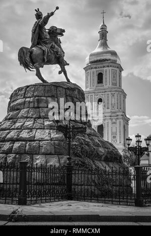 Kiew, Ukraine - 17. August 2013: Denkmal Hetman Bogdan Chmelnizkij und der Glockenturm von St. Sophia Kathedrale, Kiew, Ukraine. Schwarze und weiße Ph Stockfoto