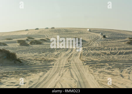 Khor Al Adaid, Katar - 5. November 2016. 4WD Fahrzeuge auf Sanddünen in Khor Al Adaid Wüste in Katar fahren. Stockfoto