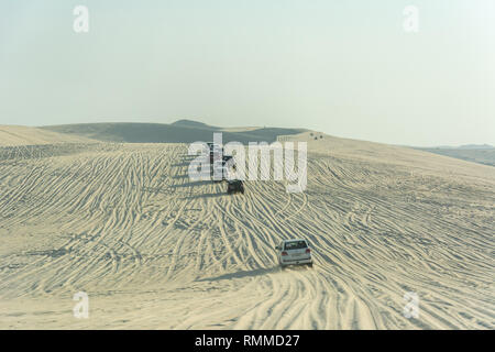 Khor Al Adaid, Katar - 5. November 2016. 4WD Fahrzeuge auf Sanddünen in Khor Al Adaid Wüste in Katar fahren. Stockfoto