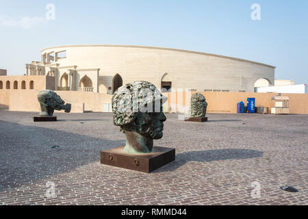 Doha, Katar - 7. November 2016. Außenansicht des Amphitheater in Katara Cultural Village in Doha, Katar, mit modernen Skulpturen. Stockfoto