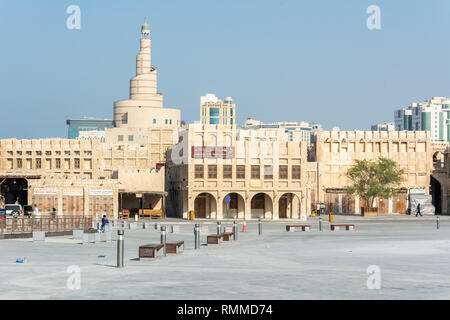Doha, Katar - 3. November 2016. Blick auf einen öffentlichen Platz in Doha mit Bin Zaid Al Mahmoud Islamischen Kulturzentrum (fanar), moderne Wohn- und commerc Stockfoto