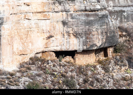 Cliff dwellings in einer senkrechten Wand in Walnut Canyon National Monument in Utah, Vereinigte Staaten von Amerika. Stockfoto