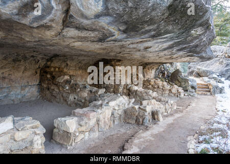 Prähistorische Cliff dwelling in Walnut Canyon National Monument in Arizona, Vereinigte Staaten von Amerika. Stockfoto