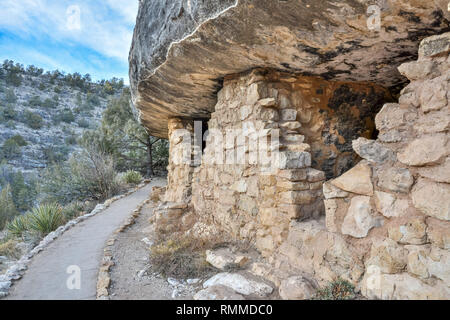 Prähistorische Cliff dwelling in Walnut Canyon National Monument in Arizona, Vereinigte Staaten von Amerika. Stockfoto