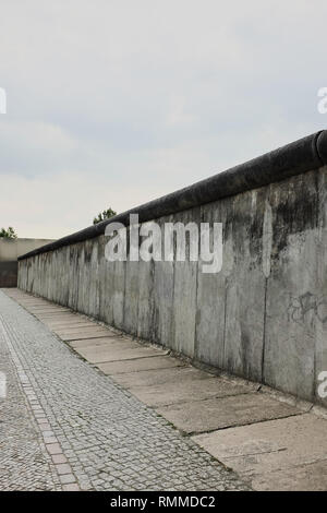 Blick auf einen Teil der ursprünglichen Ost-West Berliner Mauer, Teil der Gedenkstätte Berliner Mauer an der Bernauer Straße, Berlin, Deutschland. Stockfoto