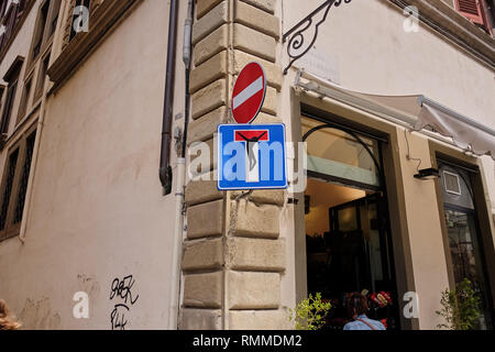 Lustige Verkehrsschilder, Florenz, Italy-March 30, 2018: Kein Eintrag und Sackgasse Zeichen in den Straßen von Florenz wurden von einem lokalen Künstler lebendig animierte Stockfoto