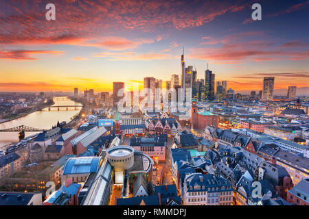 Frankfurt am Main, Deutschland. Antenne Stadtbild Bild der Frankfurter Skyline im Sonnenuntergang Stockfoto