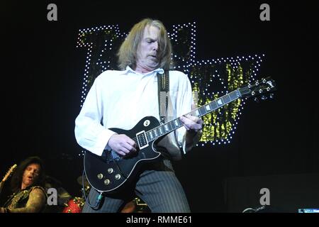 Gitarrist Scott Gorham der Hard Rock Band Thin Lizzy ist dargestellt auf der Bühne während einer "live"-Konzert aussehen. Stockfoto