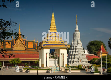 Kambodscha, Phnom Penh, City Centre, Royal Palace, SKH Norodom Norindrapong statue andKing Ang Duong des Stupa Stockfoto