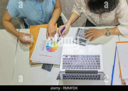 Blick von oben auf die jungen Büro Frauen über finanzielle Dokumente diskutieren Stockfoto