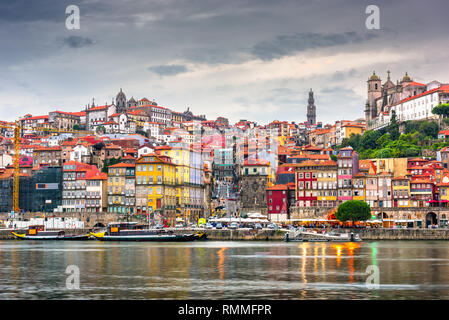 Porto, Portugal alte Stadt Skyline aus über den Fluss Douro. Stockfoto