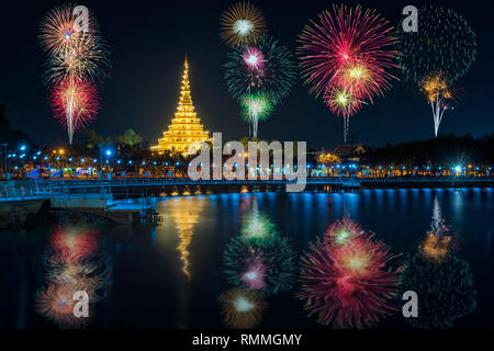 Feuerwerk über Nong Waeng Tempel, königliches Kloster, Khon Kaen, Thailand Stockfoto