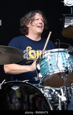 Drummer Steve Gorman ist dargestellt auf der Bühne während einer "live"-Konzert Aussehen mit Trigger Hippy. Stockfoto