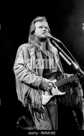 Grammy award-winning Country Music Artist und gelegentliche Schauspieler Travis Tritt wird gezeigt auf der Bühne während einer "live"-Konzert aussehen. Stockfoto