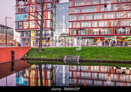 Rotterdam, Niederlande, 3. Januar 2019: Der Calypso Wohngebäude und die Straßenbahnhaltestelle Mauritsweg spiegeln sich in den ruhigen Wasser des Westersinge Stockfoto