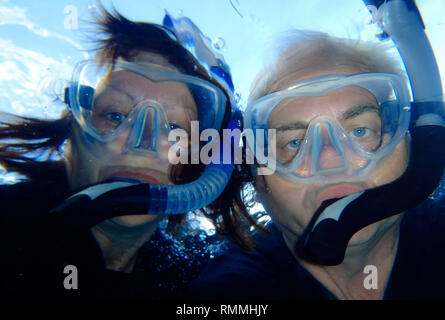 Zwei Menschen Schwimmen unter Wasser mit Schnorchel und Maske Stockfoto