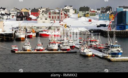 Ruhige verschneiten Arktis Dorf mit Fischerboote im Hafen, Norwegen Stockfoto