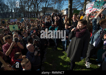 Grüne Partei MP Caroline Lucas spricht mit Studenten aus der Jugend Streik 4 Klima Bewegung während eines Klimawandels Protest in Brighton. Stockfoto