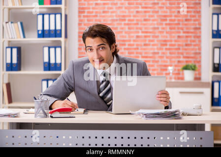 Junge Unternehmer, die im Büro arbeiten Stockfoto