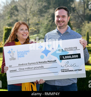 Andrew Symes und Natalie Metcalf, von Bristol, feiern Ihre £ 1 Mio. Gewinn auf der EuroMillions UK Millionaire Teekocher, an den De Vere Tortworth Court Hotel in Wotton-under-Edge, Gloucestershire. Stockfoto