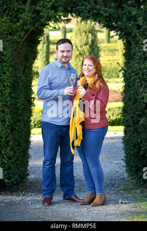 Andrew Symes und Natalie Metcalf, von Bristol, feiern Ihre £ 1 Mio. Gewinn auf der EuroMillions UK Millionaire Teekocher, an den De Vere Tortworth Court Hotel in Wotton-under-Edge, Gloucestershire. Stockfoto