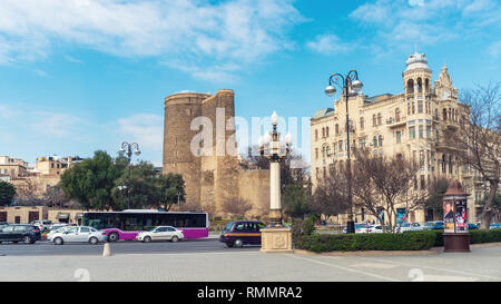 Baku, Aserbaidschan, 13. Februar 2019 National Park am Meer, Maidens Tower Stockfoto