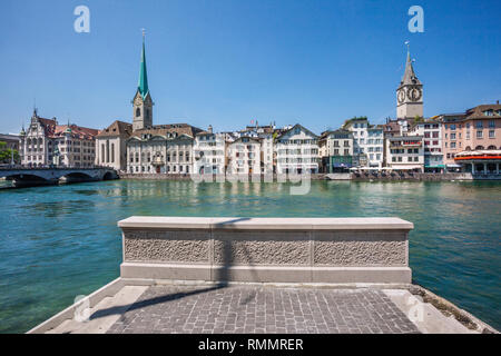 Schweiz, Kanton Zürich, Blick auf die Altstadt von Zürich mit der Limmat, die Wühre riverfront und St. Peter und Fraumünster Kirchen im Hinterg Stockfoto