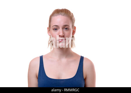 Studio shot Vorderansicht Porträt einer wunderschönen jungen Frau trägt blaue ärmellose Top während Kamera schaut mit einem ernsten Gesichtsausdruck gege Stockfoto
