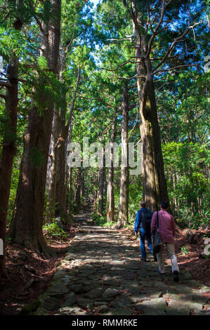 Vor tausend Jahren, in der Blütezeit der japanischen kaiserlichen Hof, Royals und Adelige es auf Wochen begeben - lange Wanderungen in den drei Prinzip zu beten. Stockfoto