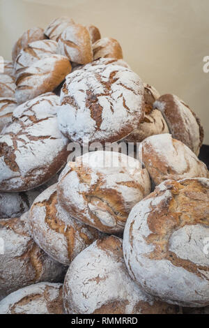 Frisch gebackenes Brot zum Verkauf von einer Straße stehen während der jährlichen Brot und Lebkuchen Festival in Jawor, Polen Stockfoto