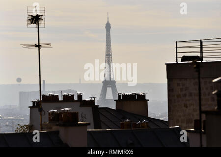 Eiffelturm im Nebel, vom Montmartre - Paris - Frankreich Stockfoto