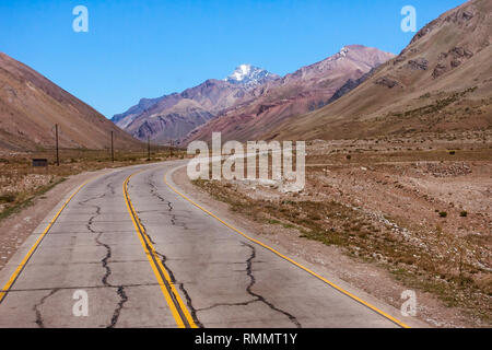 Die nationale Route 7 (Ruta Nacional 7), hier in den Anden, Kreuze Argentinien von Osten nach Westen anschließen von Buenos Aires nach Santiago de Chile Stockfoto