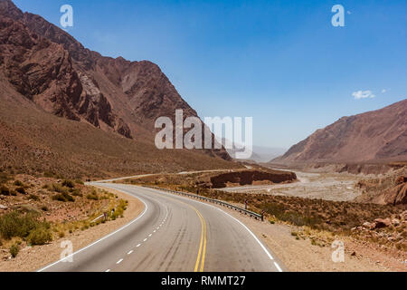 Die nationale Route 7 (Ruta Nacional 7), hier in den Anden, Kreuze Argentinien von Osten nach Westen anschließen von Buenos Aires nach Santiago de Chile Stockfoto