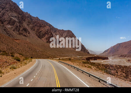 Die nationale Route 7 (Ruta Nacional 7), hier in den Anden, Kreuze Argentinien von Osten nach Westen anschließen von Buenos Aires nach Santiago de Chile Stockfoto