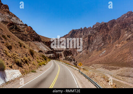 Die nationale Route 7 (Ruta Nacional 7), hier in den Anden, Kreuze Argentinien von Osten nach Westen anschließen von Buenos Aires nach Santiago de Chile Stockfoto
