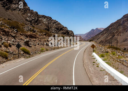 Die nationale Route 7 (Ruta Nacional 7), hier in den Anden, Kreuze Argentinien von Osten nach Westen anschließen von Buenos Aires nach Santiago de Chile Stockfoto